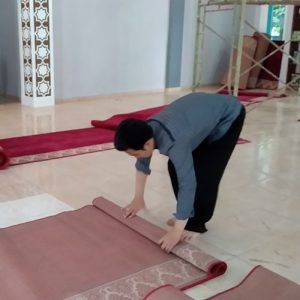 Proses Penggulungan Karpet Lama