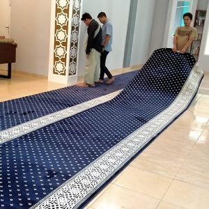 Proses Penyusunan Karpet Masjid