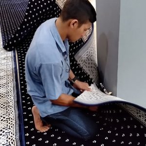 Proses Pemotongan Karpet Sesuai Profil