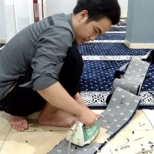 Proses Penempelan Karpet Masjid