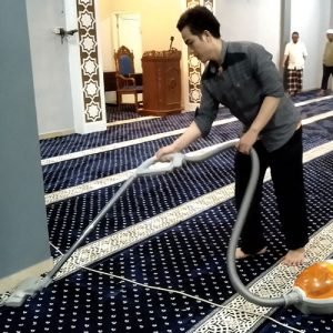 Proses Vacum Karpet Masjid yang sudah dipasang